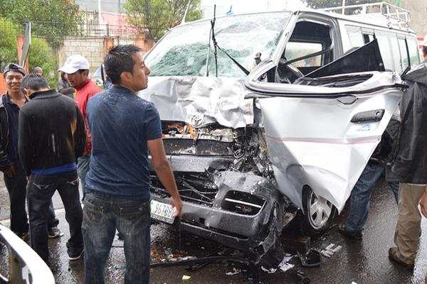 Un microbús conducido por un menor de edad ocasionó un accidente múltiple en Totonicapán. (Foto Prensa Libre: Edgar Domínguez)