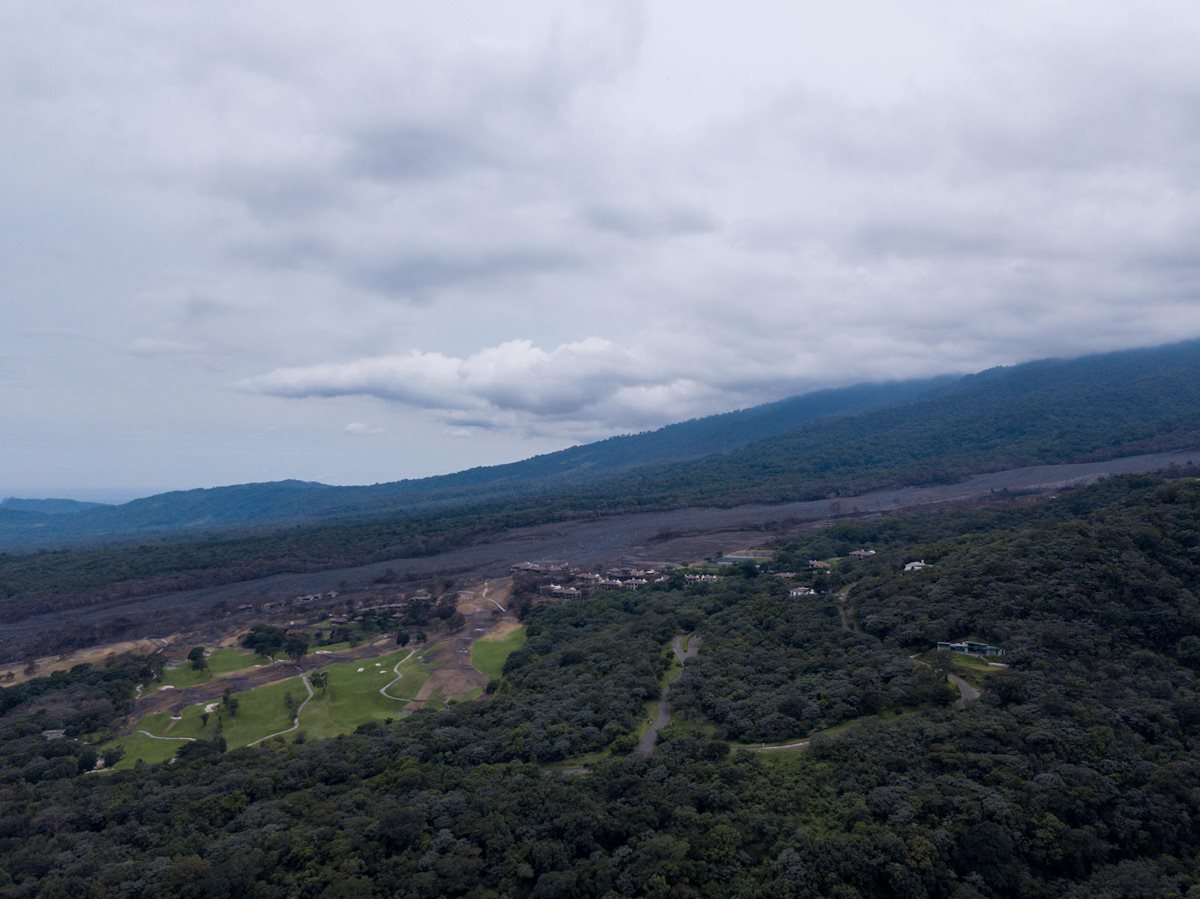 Autoridades reconocen que la reconstrucción en las zonas afectadas después de la erupción será difícil. (Foto Prensa Libre: EFE)