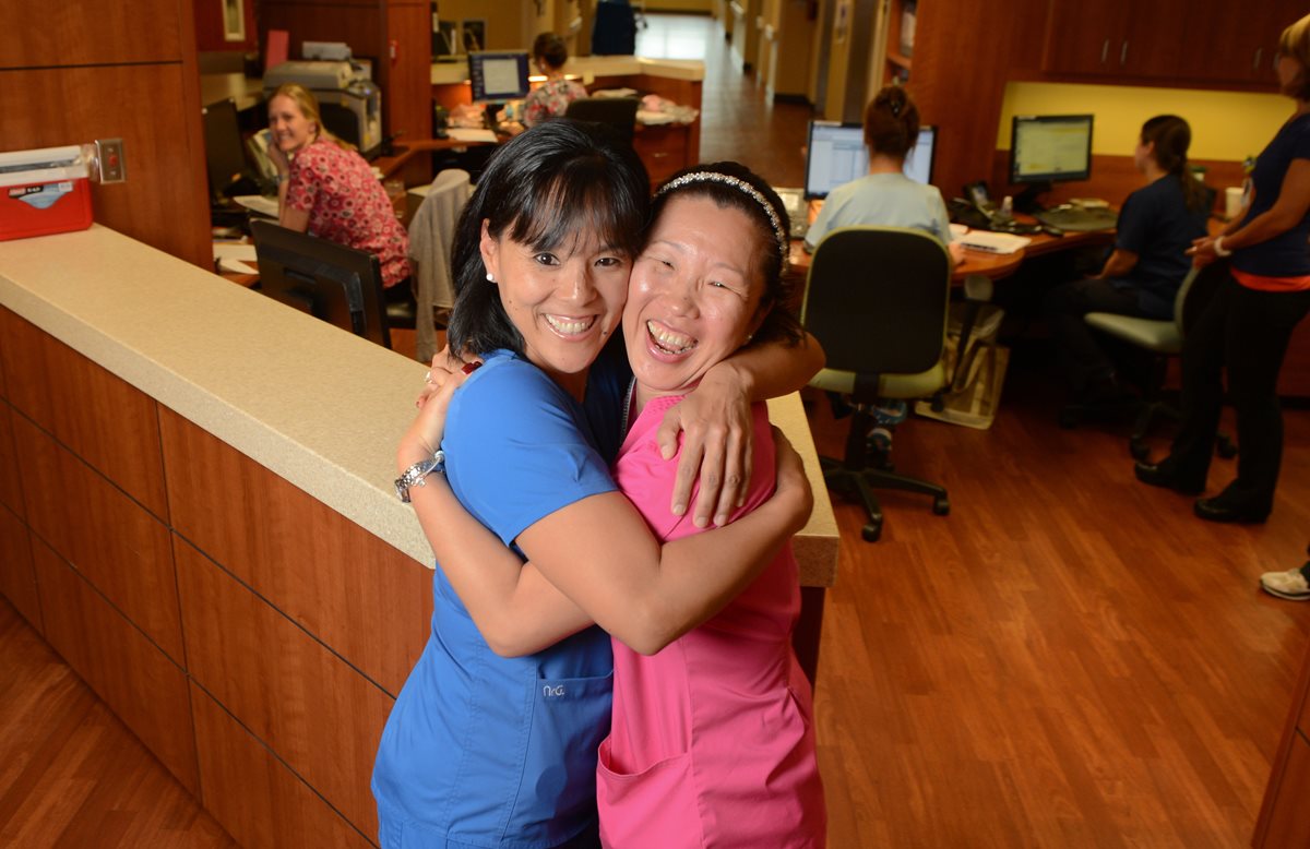 Meagan Hughes y Holly Hoyle OBrien, felices tras su reencuentro. (Foto Prensa Libre: AP).