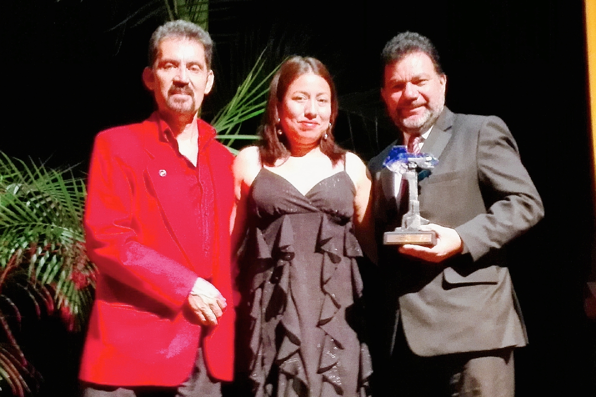 Héctor Leal y Alma Castro, del Teatro Nacional, junto a Marvin Ardany López, director invitado de la Orquesta Sinfónica Nacional. (Foto Prensa Libre: Edwin Castro)