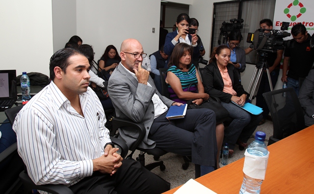 José del Busto y Gerardo Aguirre durante la audiencia en la Bancada de Encuentro por Guatemala. (Foto Prensa Libre: Carlos Vicente).