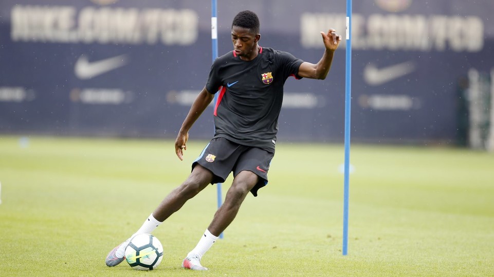 El francés Ousmane Dembélé se ha convertido en la gran sensación en el FC Barcelona y ha creado mucha expectativa. (Foto Prensa Libre: cortesía FC Barcelona)