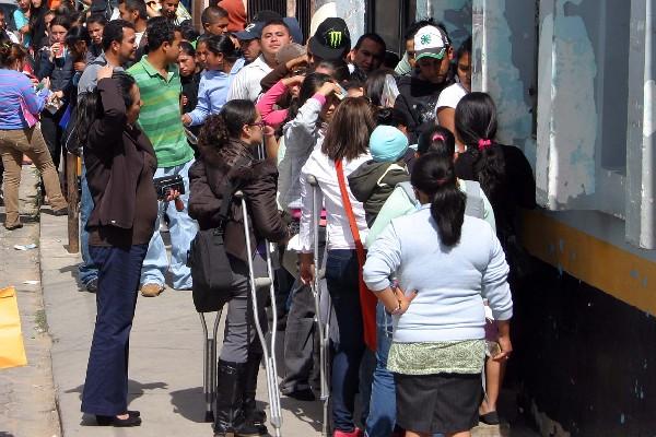 maestros forman fila para obtener documentos.