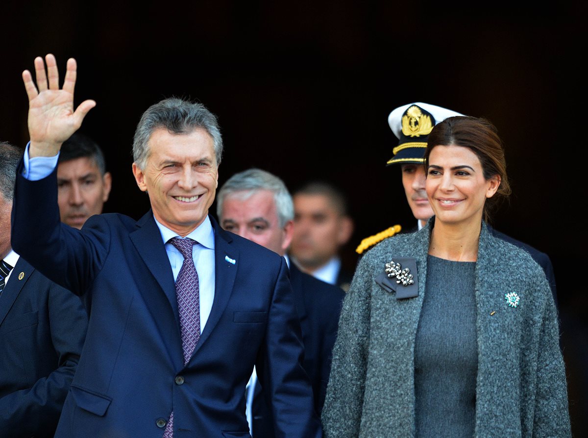 Mauricio Macri, presidente de Argentina, en un reciente acto público junto a su esposa, Juliana Awada. (Foto Prensa Libre: EFE).