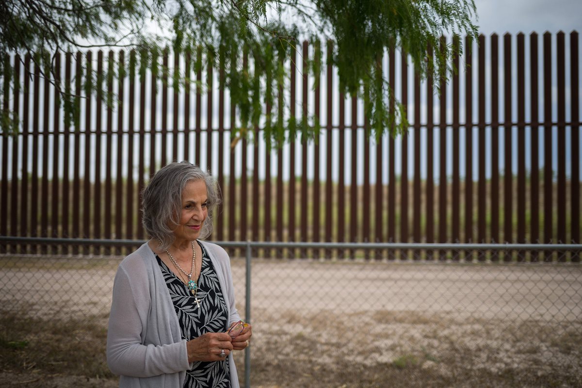 Eloisa Támez, una activista y opositora del muro fronterizo entre EE. UU. y México se  encuentra en San Benito, Texas.(Foto Prensa Libre:AFP)