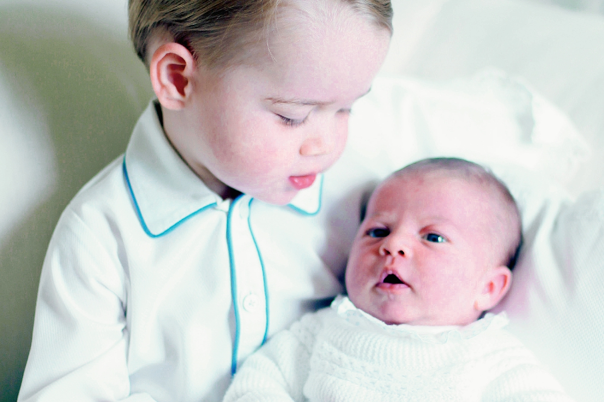 El príncipe Jorge y su hermana Carlota fueron fototrafiados por su madre, Kate Middleton. (Foto Prensa Libre EFE).