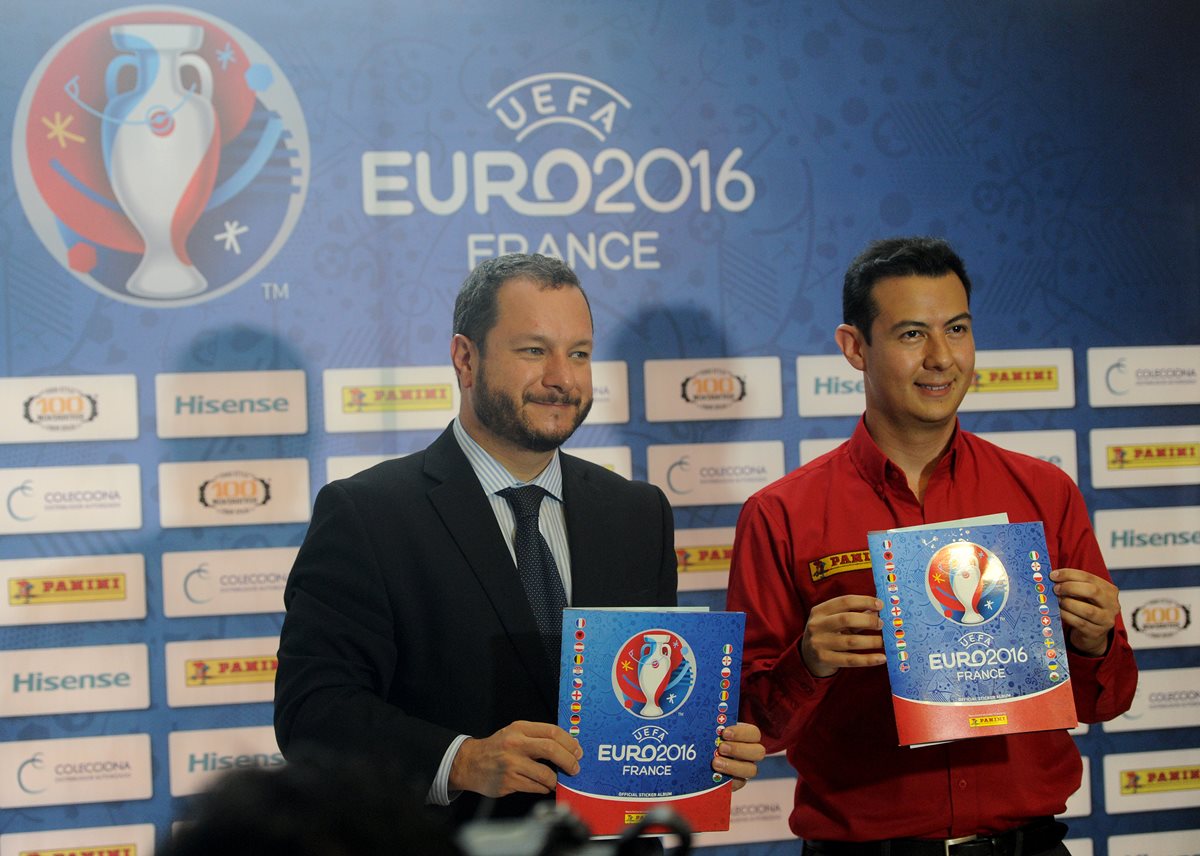 Martín Prera, gerente de mercadeo de Max Distelsa, y José Rodas, representante de Panini, posan con el álbum coleccionable por la Eurocopa 2016. (Foto Prensa Libre: Edwin Fajardo)