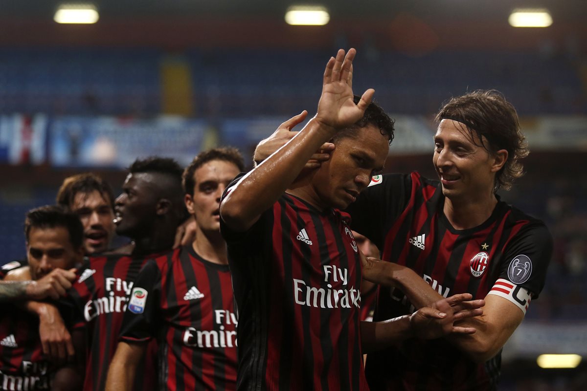 El colombiano Carlos Bacca ingresó como reemplazo y anotó en las postrimerías del encuentro que el Milan ganó el viernes 1-0 a la Sampdoria, equipo al que se invalidaron dos goles. (Foto Prensa Libre: AP)