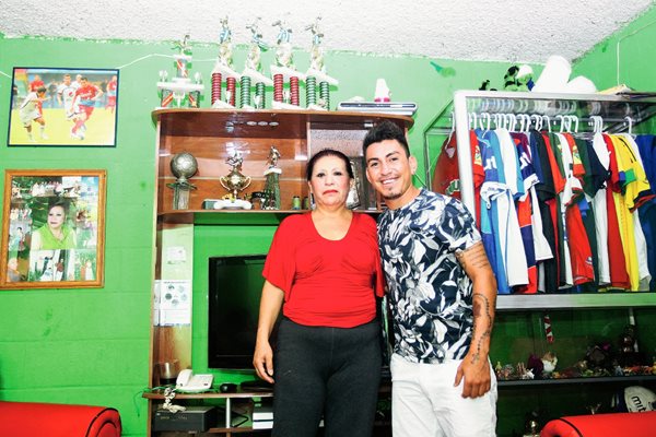 Gilda Leticia Barillas Herrera, madre del futbolista guatemalteco Marco Tulio Ciani Barillas, que juega con Municipal en el Clausura 2015. (FOTO PRENSA LIBRE: EDWIN FAJARDO)