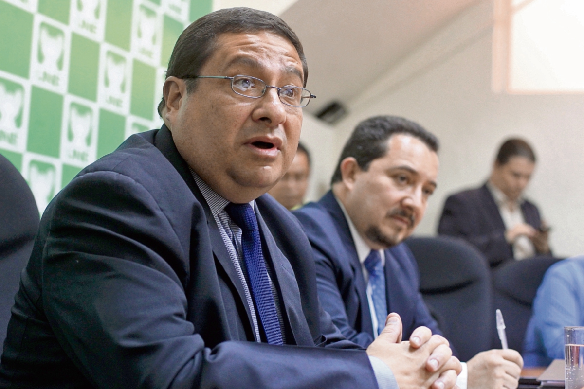 Dorval carias, ministro de Finanzas, y Jorge López, subdirector de Política Fiscal, expusieron ayer, en el Congreso, sobre la crisis que afronta la SAT. (Foto Prensa Libre: EDWIN BERCIAN)