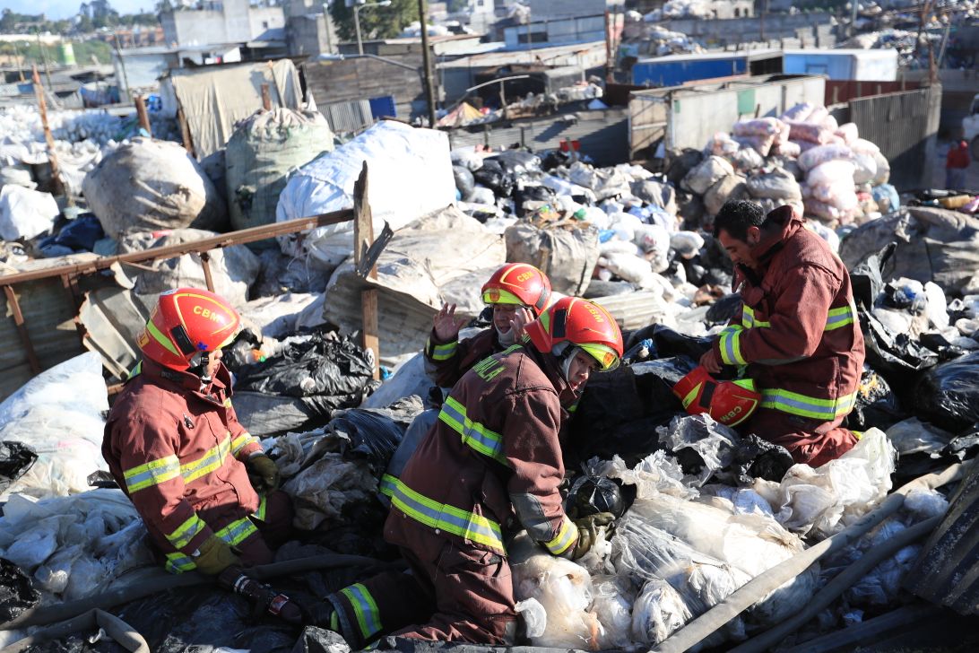 No hay víctimas ni heridos a consecuencia del incendio. (Foto Prensa Libre: Estuardo Paredes)