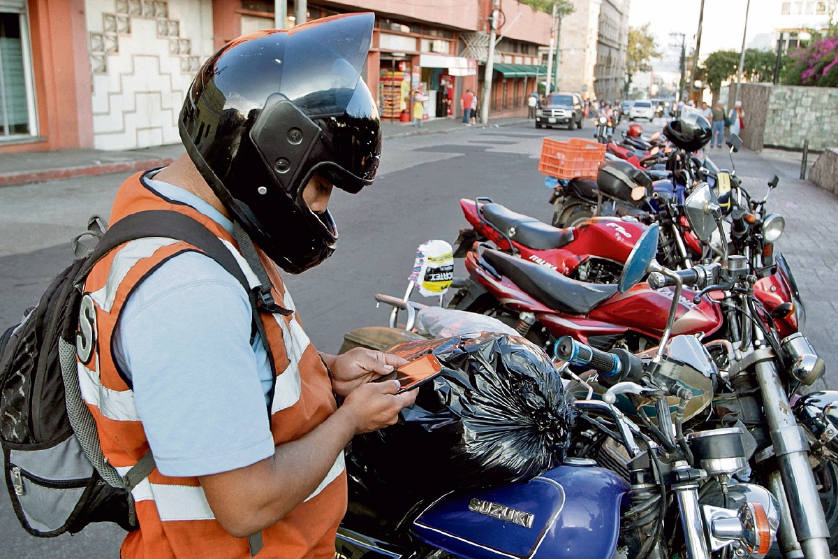 La mayor cantidad de colisiones se registra en la mañana y en las principales rutas de la capital, según la PMT. Las mujeres reconocen haber usado el celular.