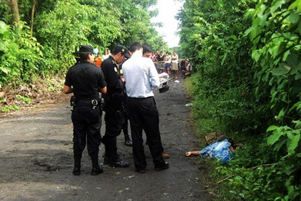 Policías y fiscales recogen evidencias en donde fue arrollado y ultimado de cuatro balazos Rudy Rolando Bernardino Pérez. (Foto Prensa Libre: Felipe Guzmán)