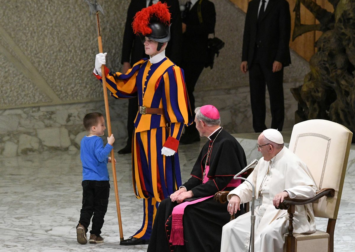 El niño argentino con autismo le roba el protagonismo al papa Francisco.