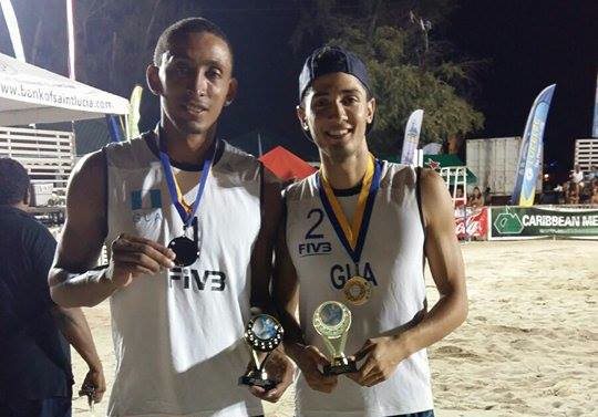 Andy Leonardo y Luis García muestran los trofeos y medallas obtenidos en Santa Lucía. (Foto Prensa Libre: Cortesía COG)