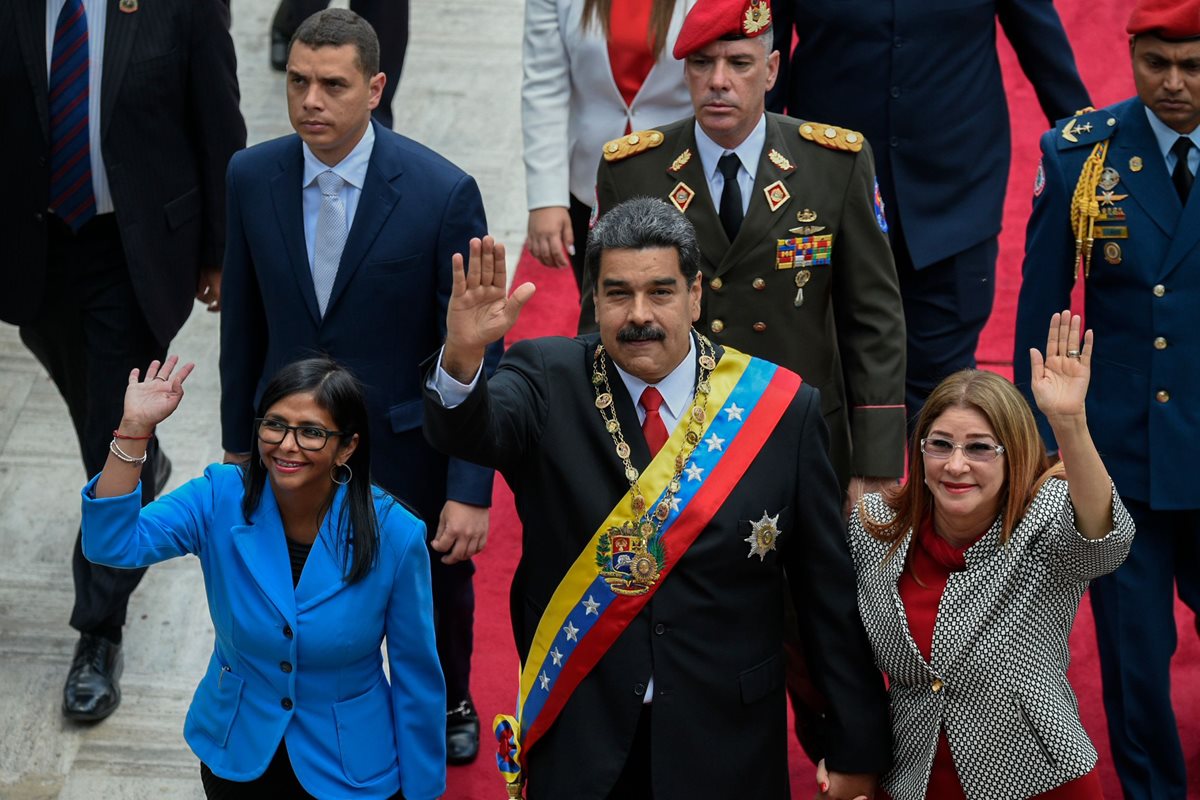 Nicolás Maduro (c) llega acompañado de su esposa Cilia Flores (d) y la presidenta de la Asamblea Constituyente, Delci Rodríguez. (AFP).