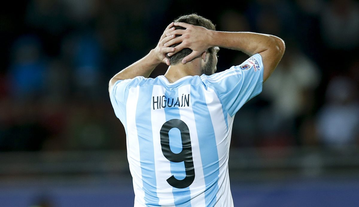 Gonzalo Higuaín le dijo adiós a la 'Albiceleste'. (Foto Prensa Libre: EFE)