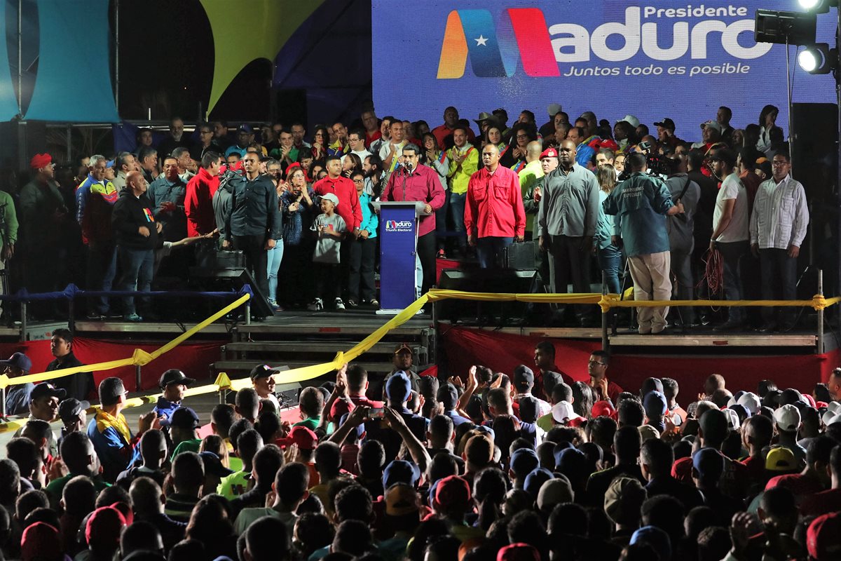 Nicolás Maduro celebra su reelección con centenares de simpatizantes. (Foto Prensa Libre: AFP)