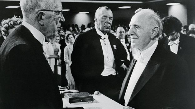 Kuznets quiso hacer algo muy distinto. Aquí está en 1971, recibiendo el premio Nobel de Economía.  (Getty Images)