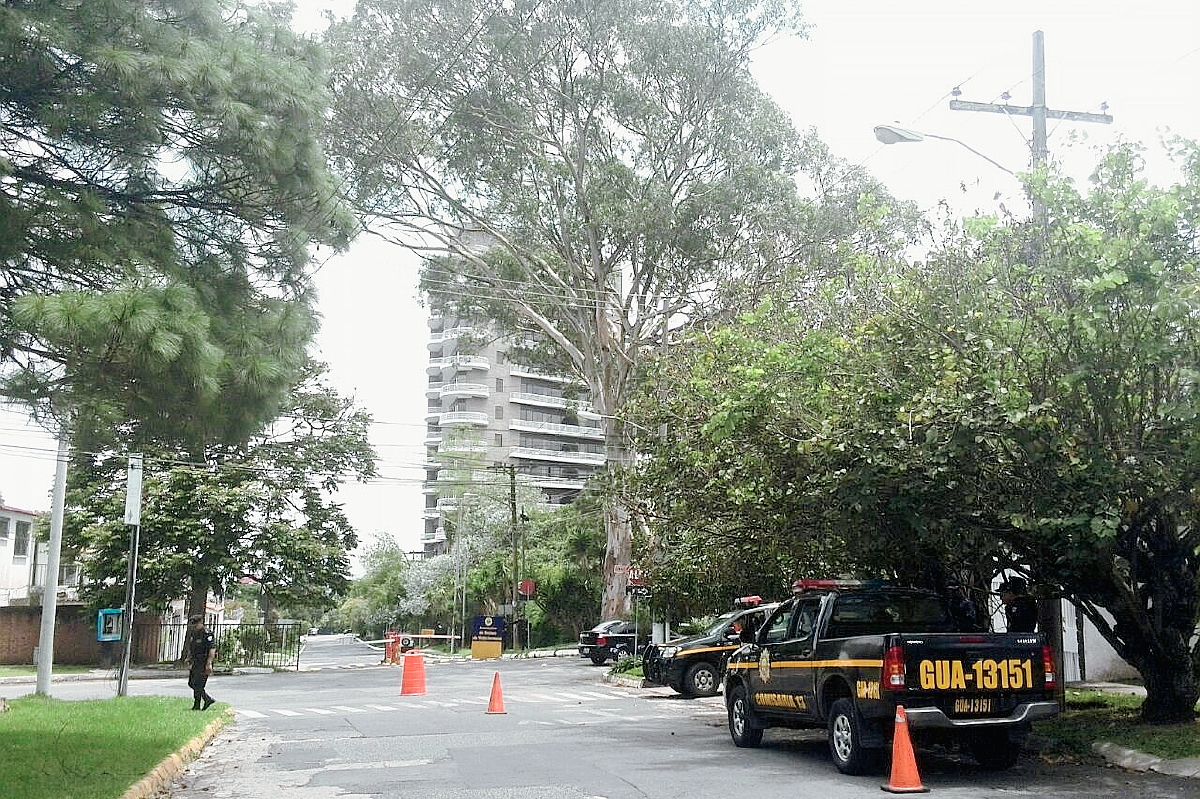 Patrullas de la PNC resguardan ingreso a colonia donde vive el Presidente Otto Pérez Molina. (Foto Prensa Libre: Esbin García)