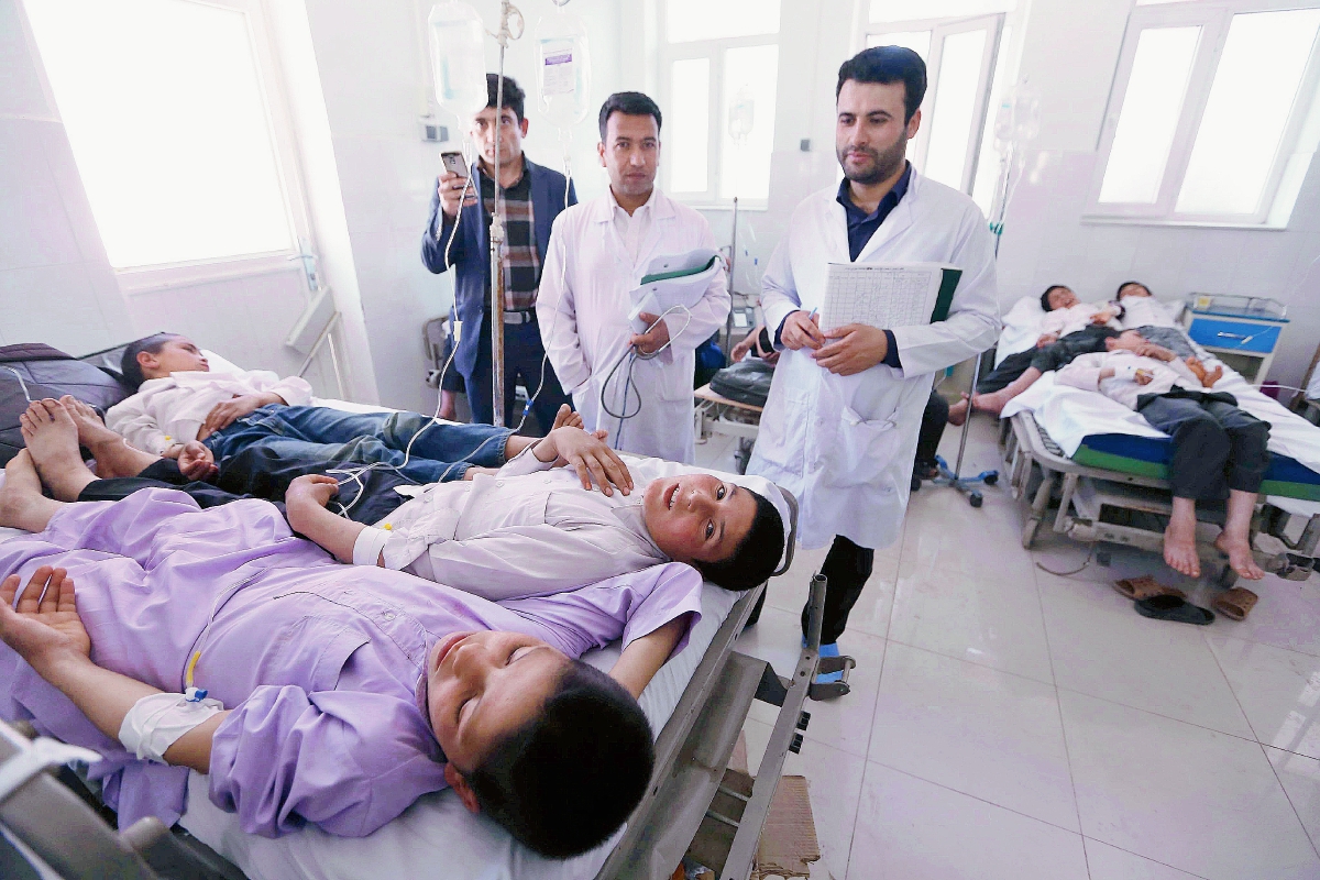 Estudiantes de una escuela afgana internados en un hospital de la localidad. (Foto Prensa Libre: EFE).