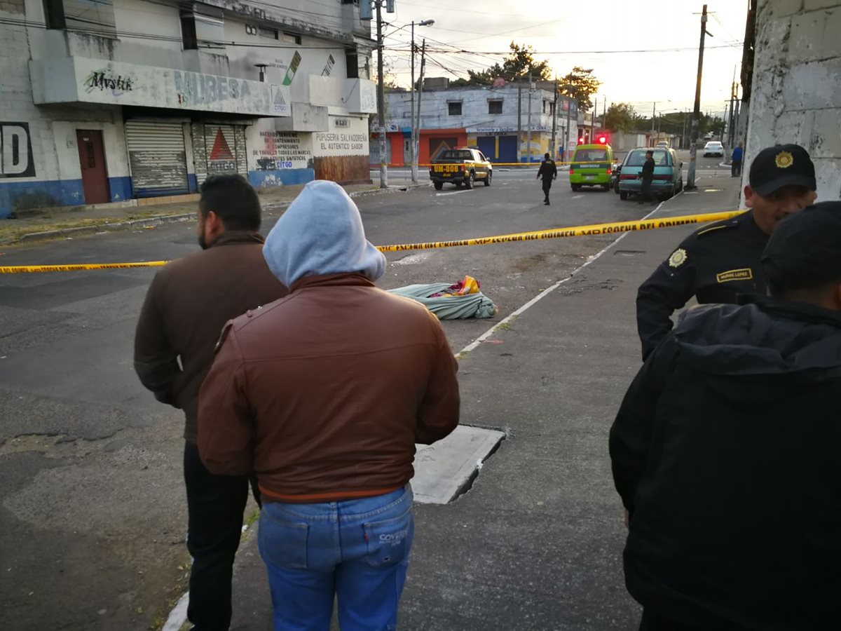 El cadáver de un hombre envuelto en sábanas fue encontrada en la colonia La Reformita, zona 12. (Foto Prensa Libre: Estuardo Paredes)