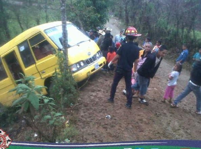 Bomberos Municipales  Departamentales auxiliaron a los pasajeros del microbús que se accidentó en Palencia. (Foto Prensa Libre: @CBMDEPTAL)