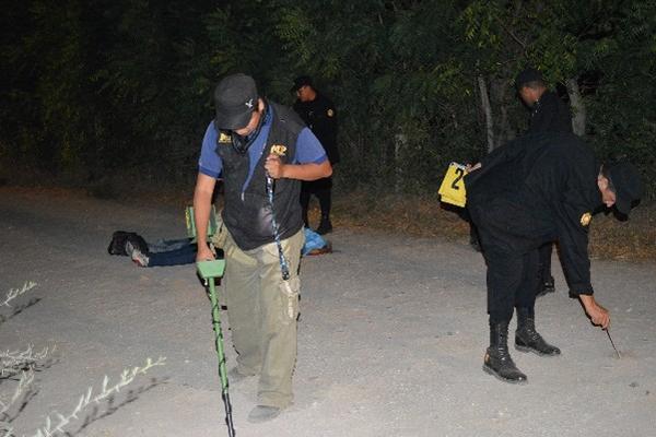 Investigadores reúnen indicios  en el lugar donde fue encontrado el cuerpo de Zuly Maribel Morales, al fondo.