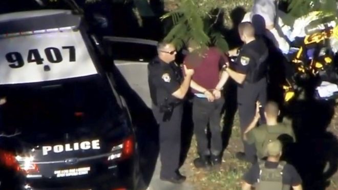 Nikolas Cruz, un joven de 19 años que fue alumno de la escuela secundaria donde cometió el tiroteo, fue identificado y detenido por la policía como el responsable del crimen en el que murieron 17 personas. REUTERS