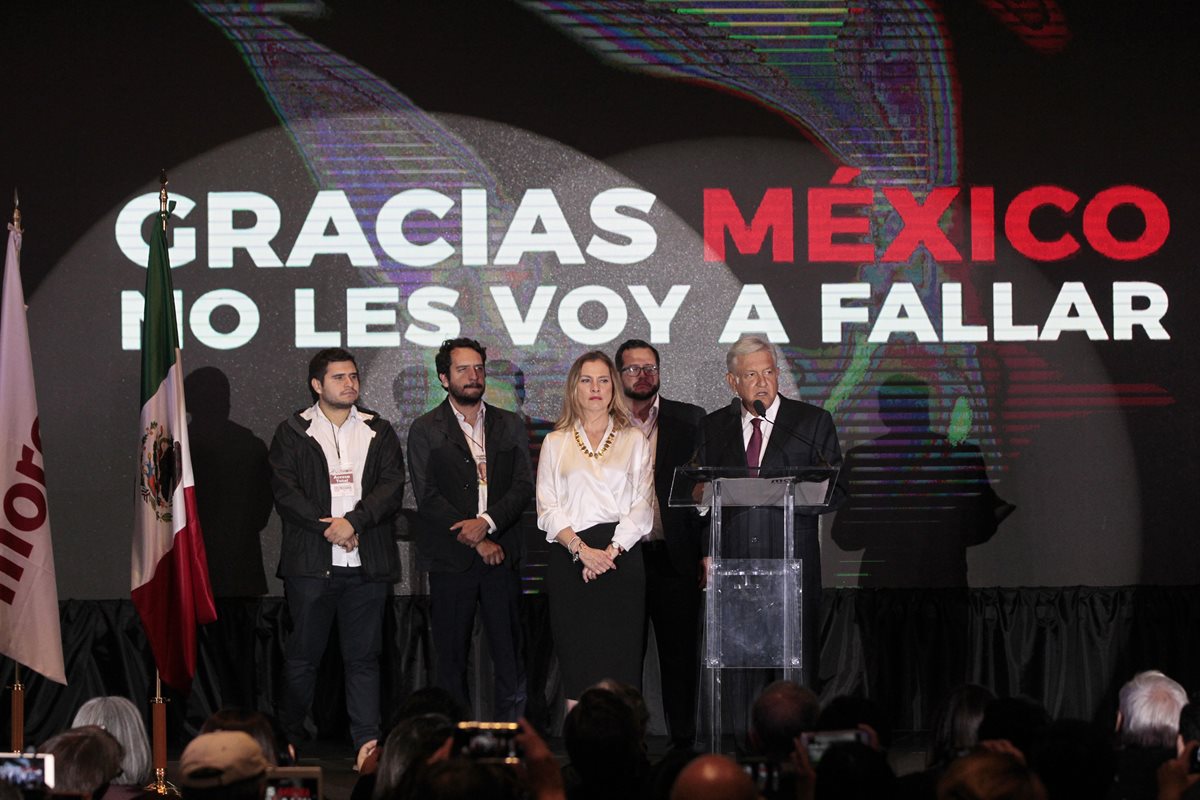 Andrés Manuel López Obrador (d) ofrece declaraciones acompañado de su esposa Beatriz Gutiérrez Müller (c) en el Hotel Hilton en Ciudad de México, México.(EFE).