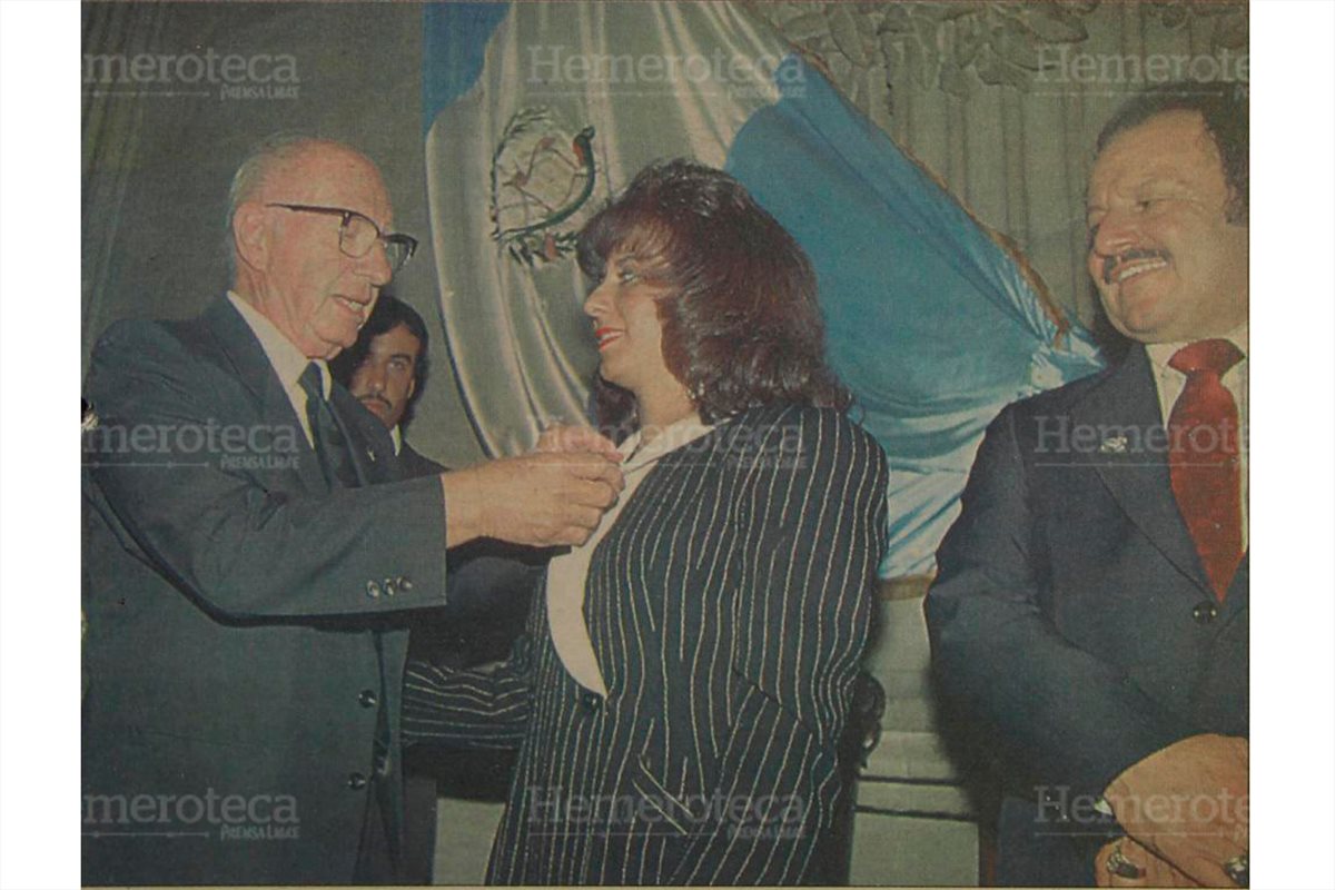 La diputada del PAN Arabella Castro de Comparini,  se convirtió en la segunda mujer que asumía la presidencia del Legislativo, derrotando en la elección al ex presidente de facto José Efraín Ríos Montt, 14/9/1994. (Foto: Hemeroteca PL)