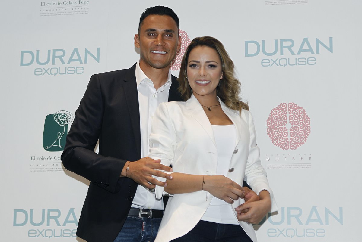 Keylor Navas y su esposa, Andrea Salas a su llegada a la presentación de una joya solidaria en Madrid. (Foto Prensa Libre: EFE)