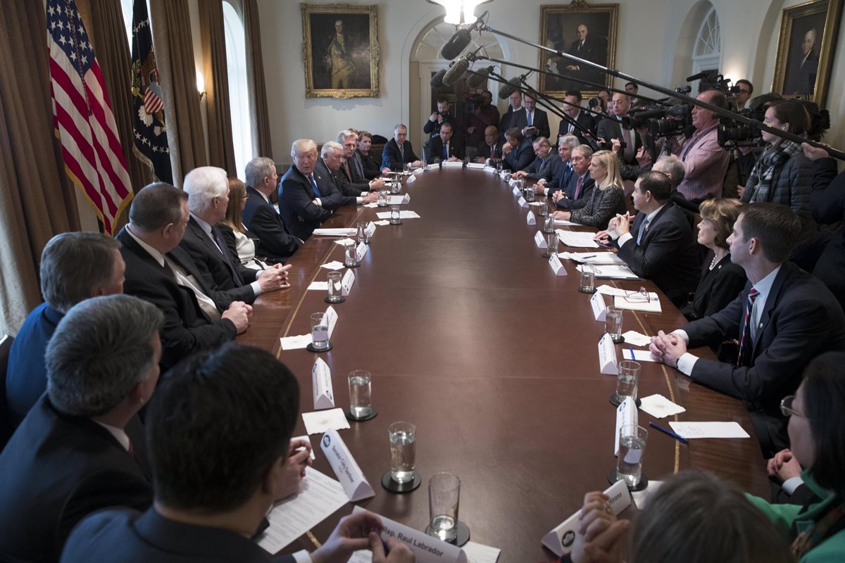 Donald Trump, durante la inusual reunión con ambos partidos en el Congreso. (Foto Prensa Libre: EFE)