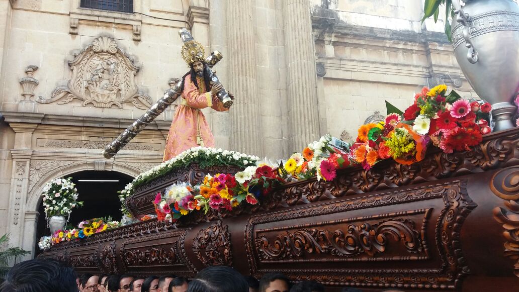 La procesión de La Reseña sale de la iglesia Le Merced, en la zona 1 de la ciudad de Guatemala. (Foto Prensa Libre: Procesiones Guatemala)