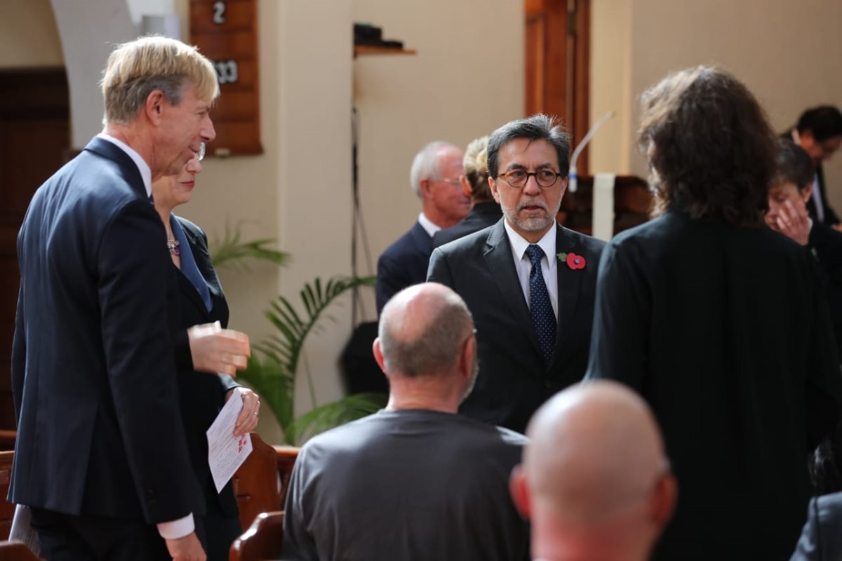 Los embajadores de Suecia Anders Kompass, Luis E. Arreaga de Estados Unidos y Carolyn Davison embajadora de Inglaterra, participan en la colocación simbólica de la ofrenda conmemorativa al centenario de la Finalización de la Primera Guerra Mundial. (Foto Prensa Libre: Érick Ávila)