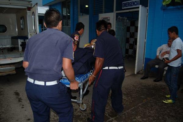 Bomberos ingresan al piloto al hospital de Coatepeque. (Foto Prensa Libre: Alex Coyoy)<br _mce_bogus="1"/>