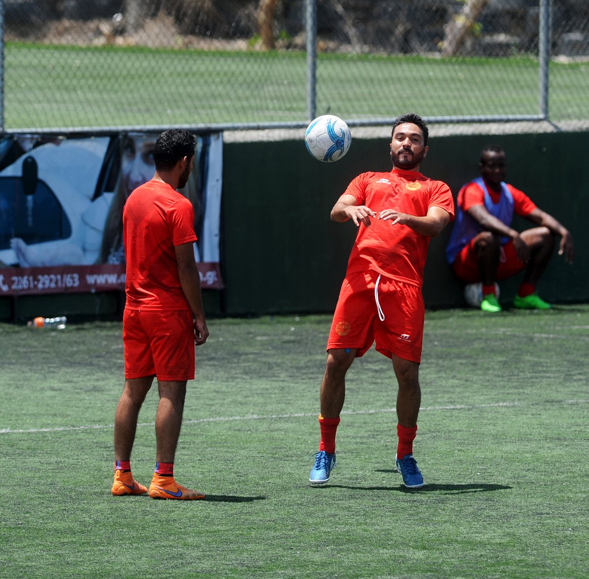 Carlos Kamiani Félix, durante el entrenamiento de Municipal. (Foto Prensa Libre: Edwin Fajardo)