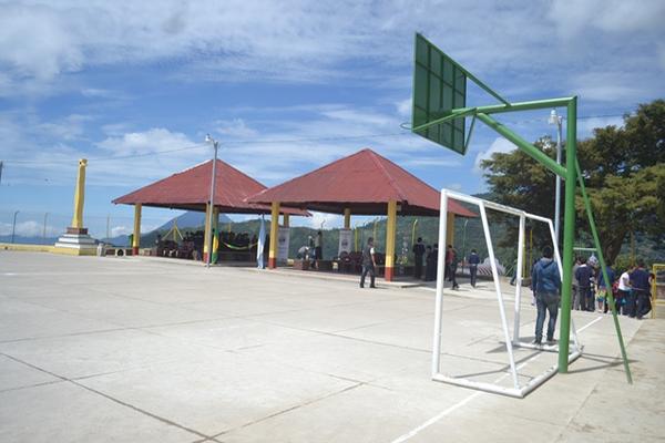 Parte de la cancha y mirador en Sololá. (Foto Prensa Libre: Édgar Sáenz)