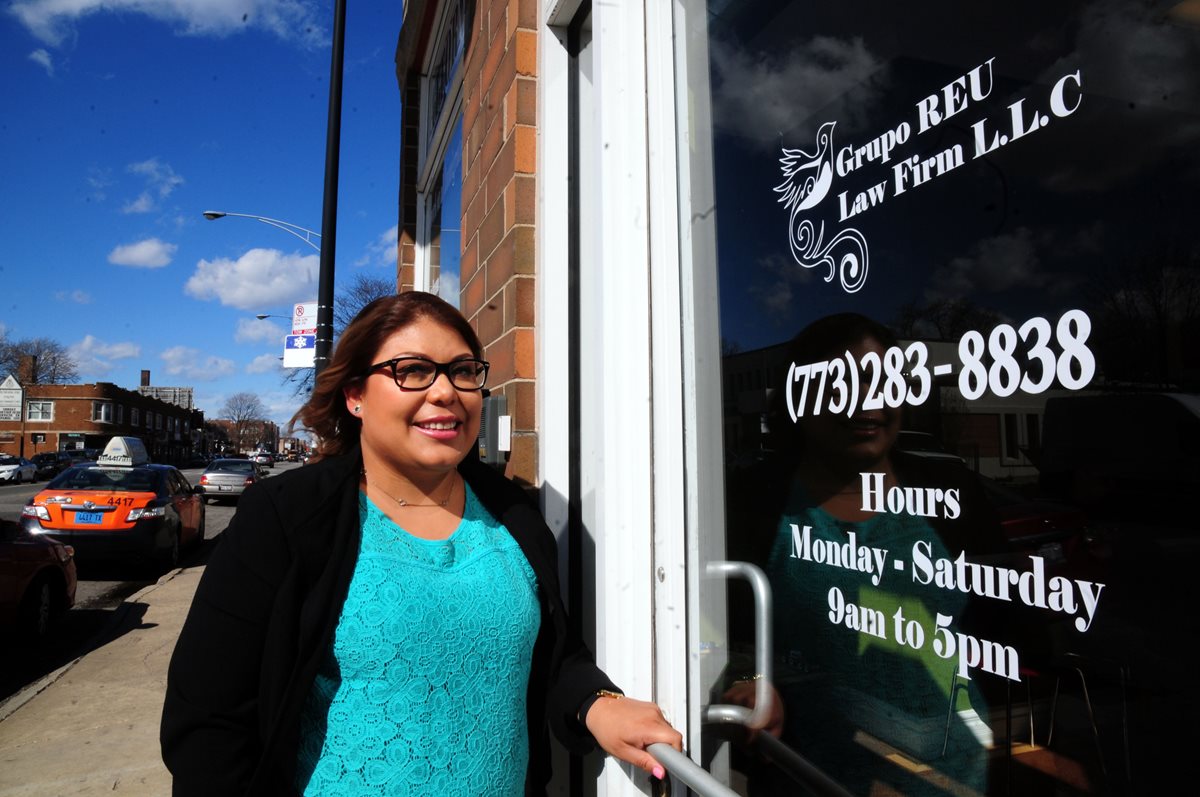 Cynthia Mazariegos posa frente a su despacho legal, en North Kimball, Chicago, Illinois, EE. UU. (Foto Prensa Libre: Wilfredo Girón)