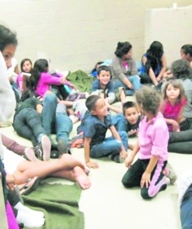 Madres con sus hijos en un centro de detención en Arizona. (Foto Prensa Libre: Hemeroteca PL).