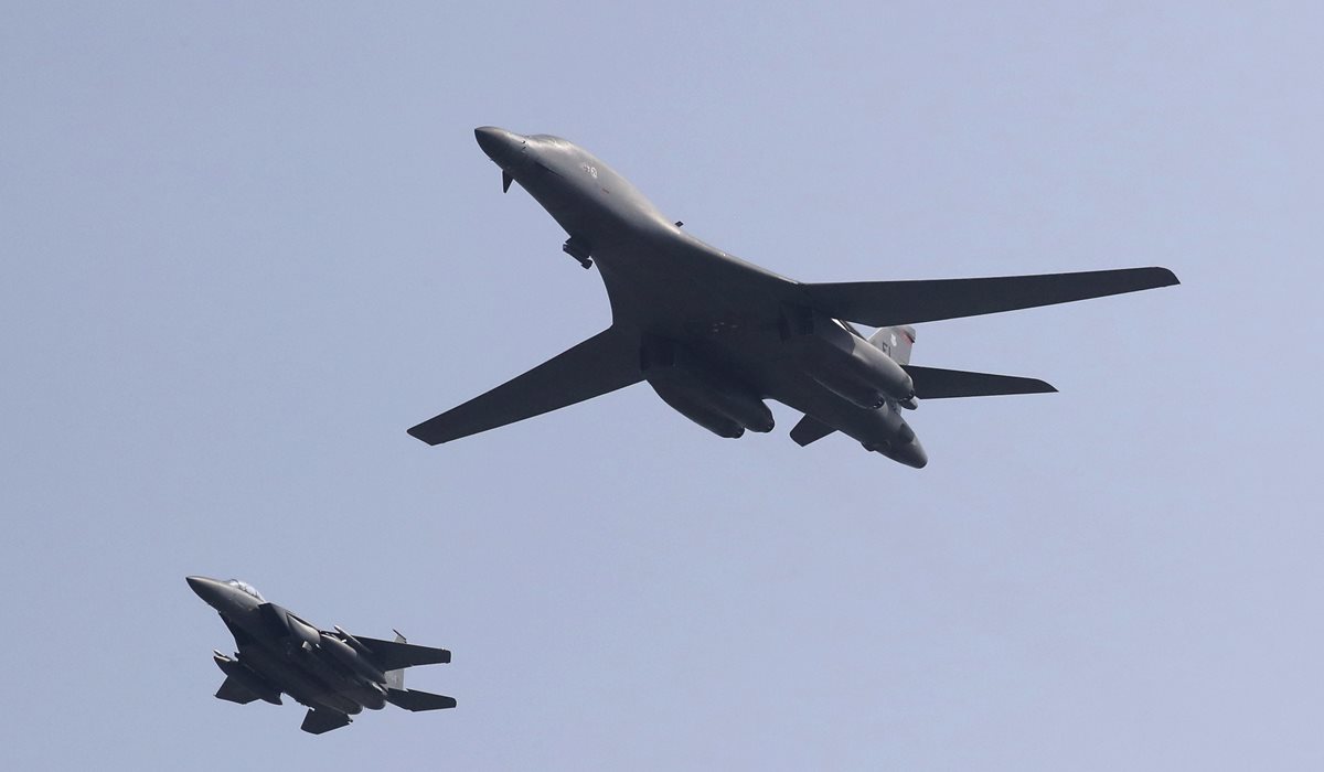 Un bombardero B-1 de Estados Unidos sobrevuela sobre la base aérea de Osan en Pyeongtaek, Corea del Sur. (Foto Prensa Libre: AP).