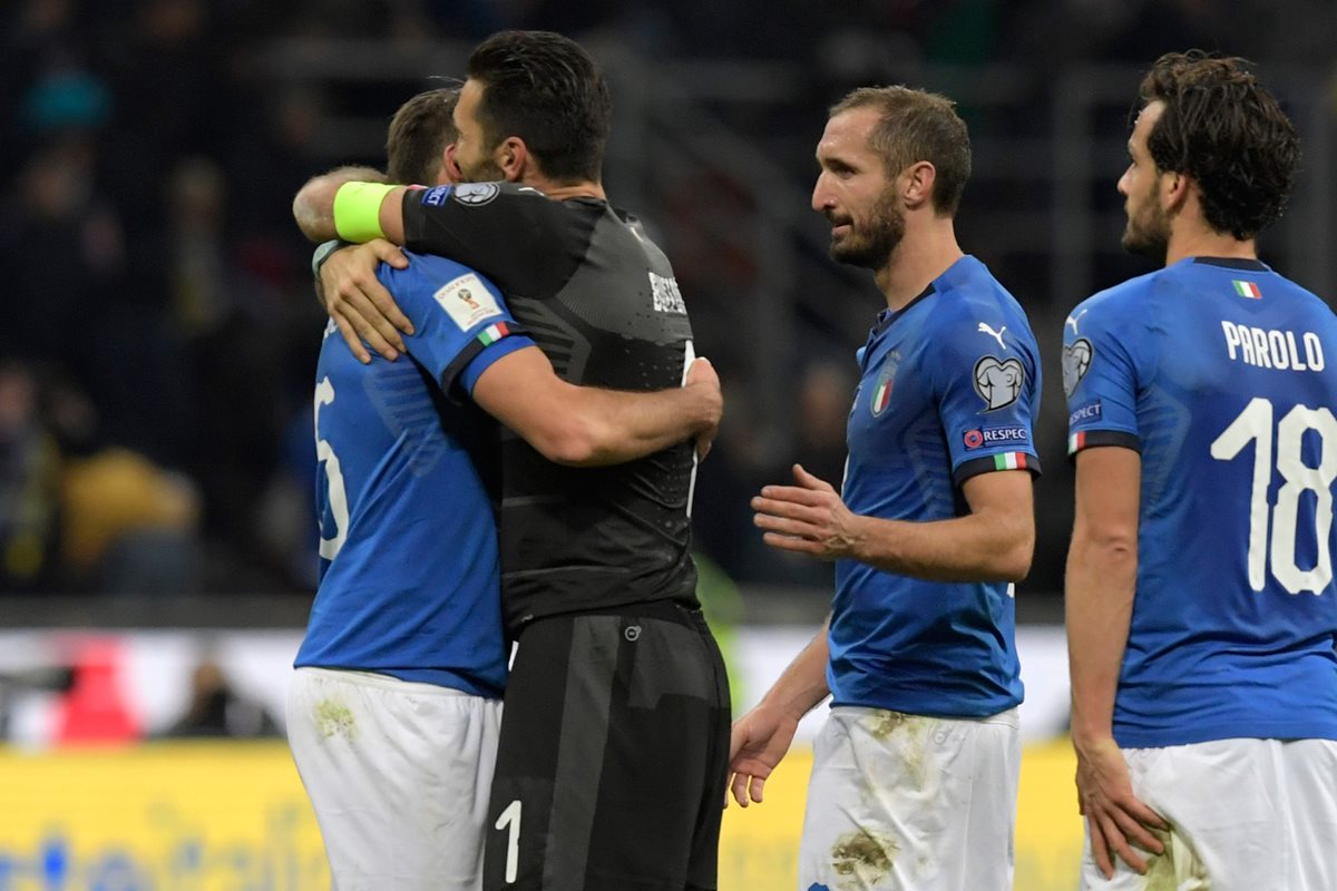 Gianluigi Buffon se despidió de sus compañeros de selección. (Foto Prensa Libre: AFP)