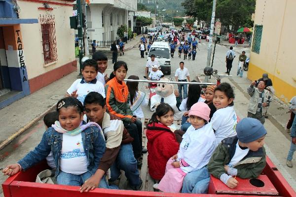 Un grupo de niños participa en  desfile,  que atrajo la atención de los  vecinos de Jalapa.