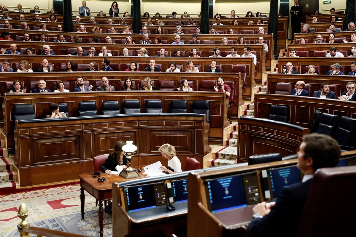 La bancada socialista celebra que el Congreso aprobara el decreto que permitirá exhumar los restos del dictador Francisco Franco. (Foto Prensa Libre: EFE)