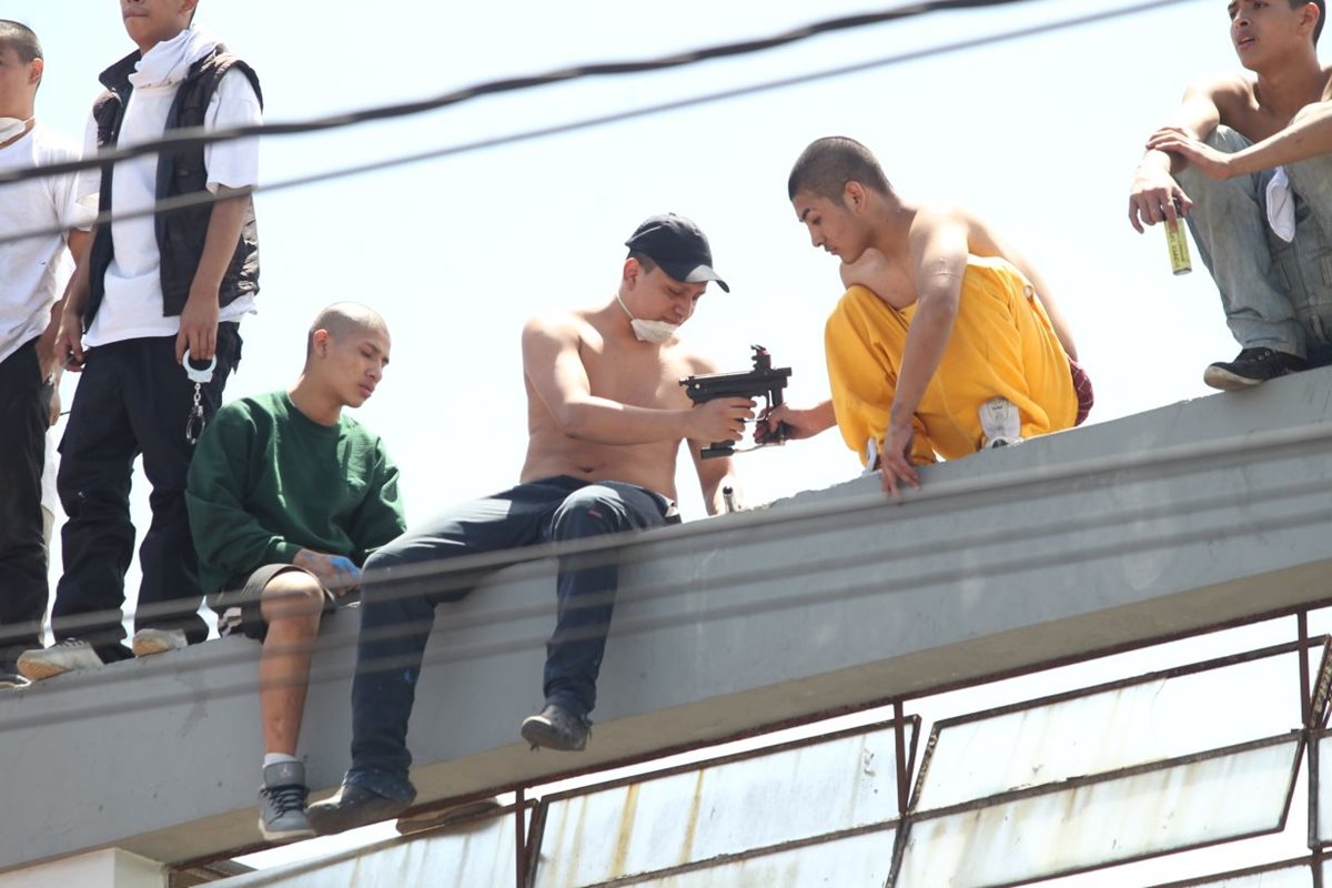 Internos tenían en su posesión una pistola de clavos industrial que tomaron de una bodega. (Foto Prensa Libre: Estuardo Paredes)