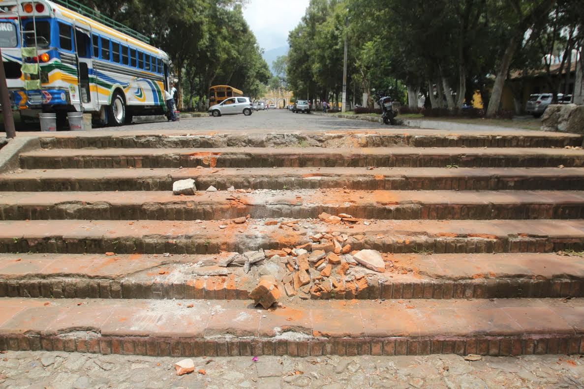 Graderío en la iglesia El Calvario, en Antigua Guatemala, queda dañado. (Foto Prensa Libre: Miguel López)