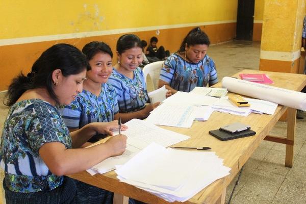 Personal de la tesorería municipal procede a la entrega de cheques a los becarios.