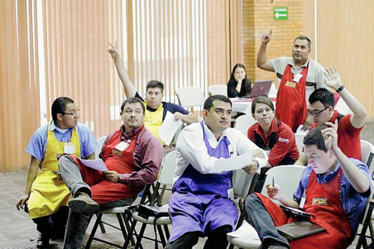 El Jurado Calificador en el momento de elegir a los seleccionados de café nacional. Foto Prensa Libre: Cortesía Anacafé.