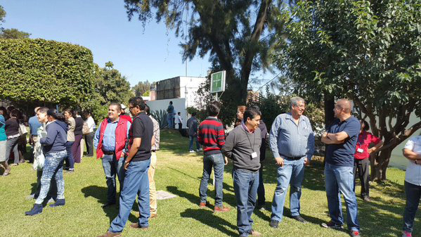 Varias personas permanecen en alerta luego del sismo ocurrido este jueves. (Foto Prensa Libre: EFE).