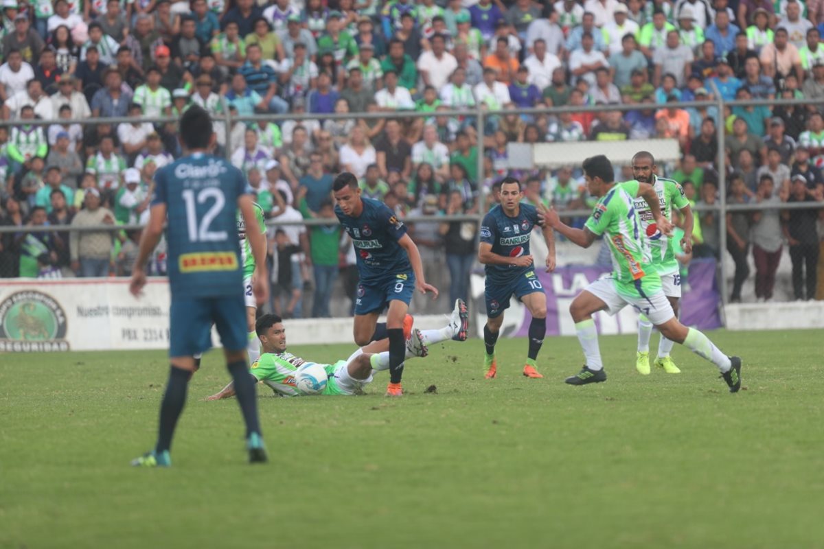 Antigua y Municipal jugaron un intenso duelo este miércoles en el recinto deportivo de la ciudad colonial. (Foto Prensa Libre: Edwin Fajardo)